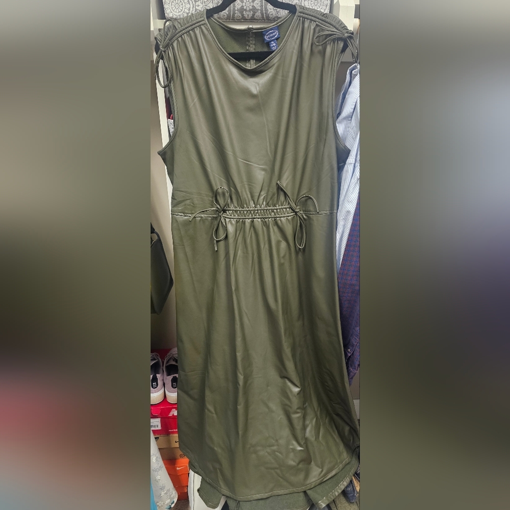 Chic Midi Dress - Picture 3 of 4